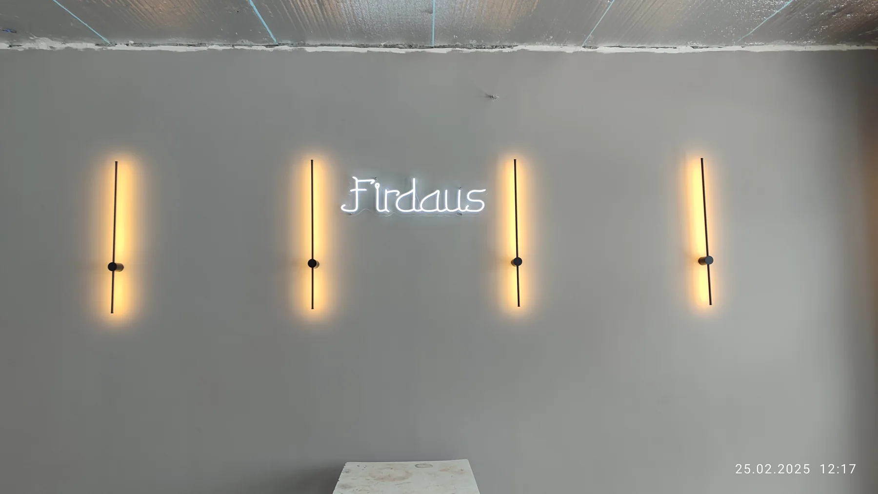 Интерьерная вывеска Firdaus: общий вид